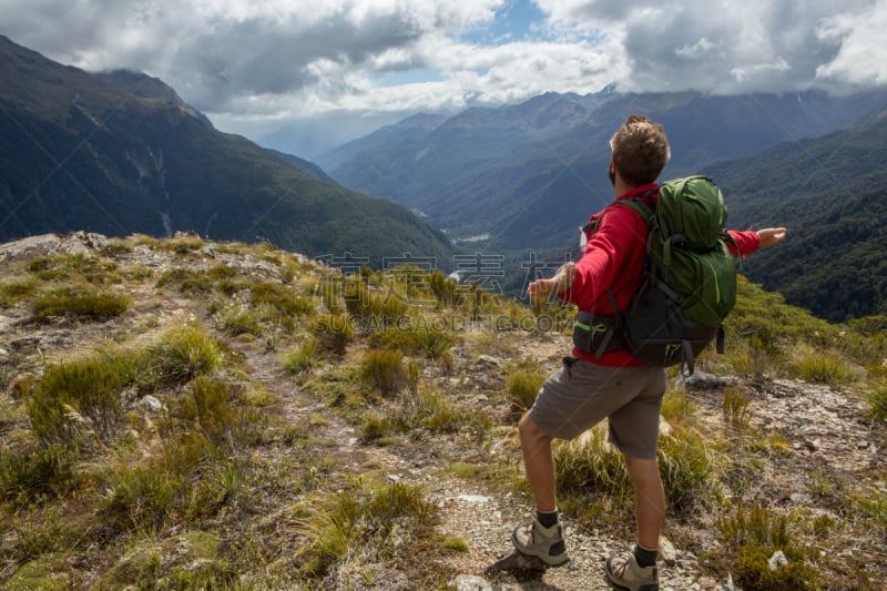 青年人,山,小路,张开手臂,徒步旅行,milford track,南地大区,米佛峡湾,四肢,仅一个男人