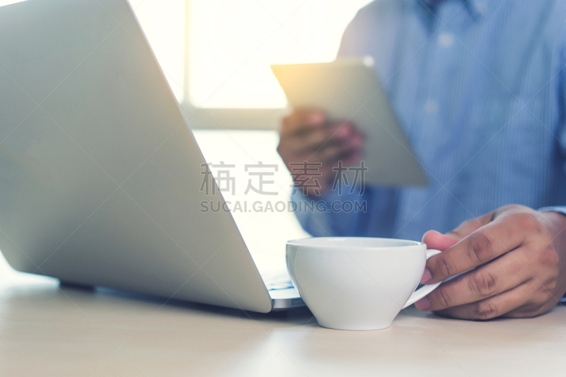 咖啡馆,桌子,使用手提电脑,男商人,笔记本电脑,水平画幅,电话机,古老的,饮料,图像