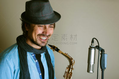 音乐人,萨克斯,注视镜头,男性,仅成年人,青年人,录音设备,放音设备,技术,青年男人