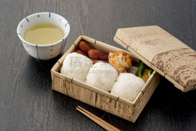 饭团,午餐盒,日式茶杯,绿茶,成一排,水平画幅,无人,日本,特写,黑色背景