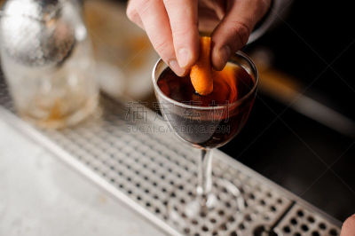含酒精饮料,橙色,果皮,玻璃杯,平衡折角灯,手,鸡尾酒,饮料,男性,仅男人