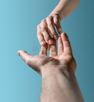 家庭,概念,垂直画幅,驱逐出境,仅成年人,友谊,成年的,女人,蓝色