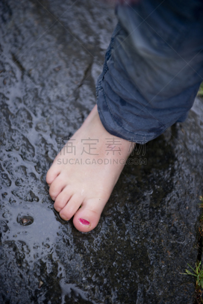 垂直画幅,进行中,人类脚趾,部分,北岳山,雨,童年,男孩,儿童,嬉戏的