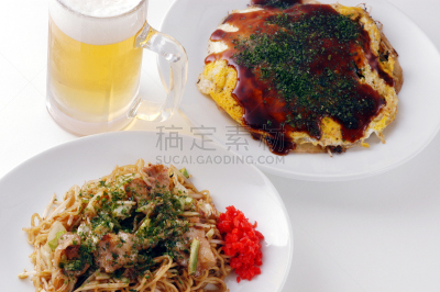 啤酒,日式炒面,油煎虾面,水平画幅,无人,白色背景,日本食品,食品,盘子,摄影
