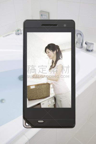 女人,洗衣服,垂直画幅,浴室,套色版,仅成年人,居住区,家务,技术,洗衣篮