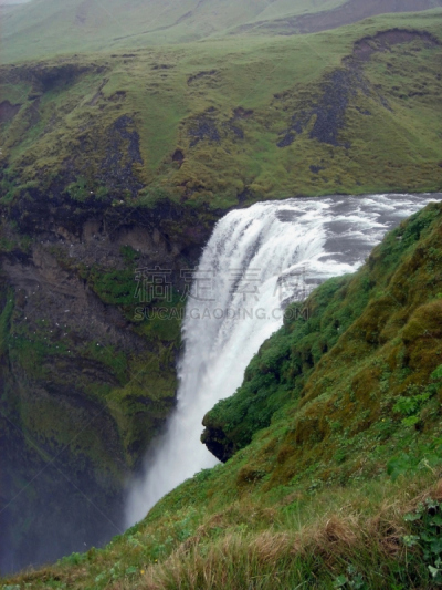 瀑布,冰岛国,seljalandsfoss waterfall,垂直画幅,水,天空,绿色,岩石,草,山