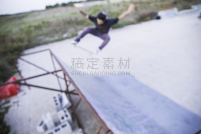 用双脚带板起跳,运动模糊,斜面板,半管,滑板坡道,滑板公园,嘻哈,旱冰,络腮胡子,水平画幅