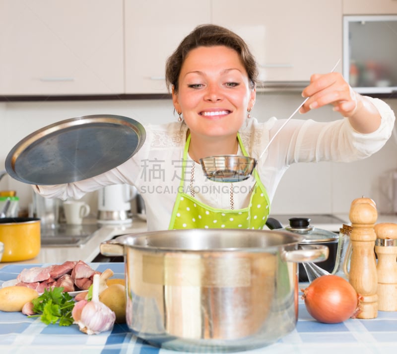 肉,女人,汤,水平画幅,生食,膳食,白人,家务,青年人,焖菜