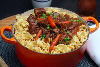 炖牛肉,胡萝卜,面条,荷兰烤肉锅,棕酱,炖锅,铸铁,炖食,热,珐琅