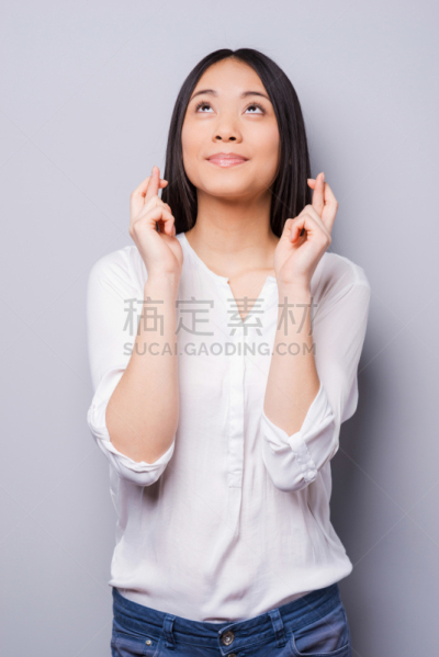 等,人生大事,垂直画幅,青少年,半身像,盘着手指,仅成年人,长发,青年人,衬衫