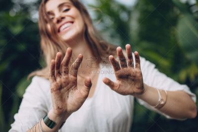园艺,肮脏的,手,女性,水平画幅,泥土,白人,特写,棕榈树,仅成年人