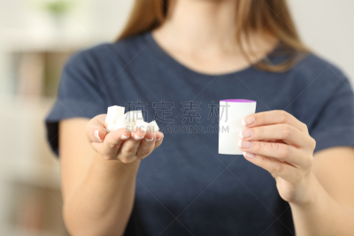女人,手,拿着,方糖,正面视角,不确定,水平画幅,甜味剂,营养品,葡萄糖