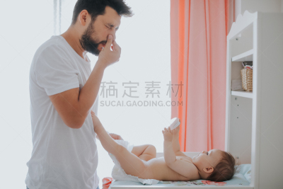 换尿布,父亲,男性,青年人,单亲父亲,彩色图片,家常杂务,青年男人,捏着鼻子,中年人