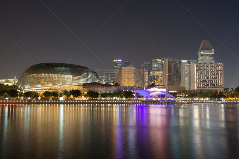 新加坡市,城市天际线,滨海艺术中心剧院,滨海湾 ,正面视角,水平画幅,新加坡,夜晚,无人,海港