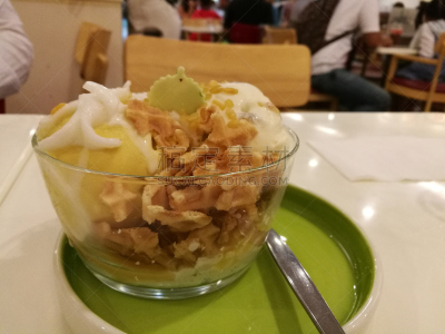 甜点心,生奶油,冰淇淋,小吃,华夫饼干,巧克力沙司,美味,椰子,茶,奶泡