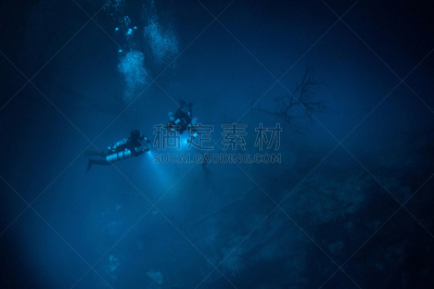 沼穴,手电筒,泡泡,两个物体,在底端,风景,圣泉,岩洞探索,极限运动观点,从在水肺潜水的角度拍摄