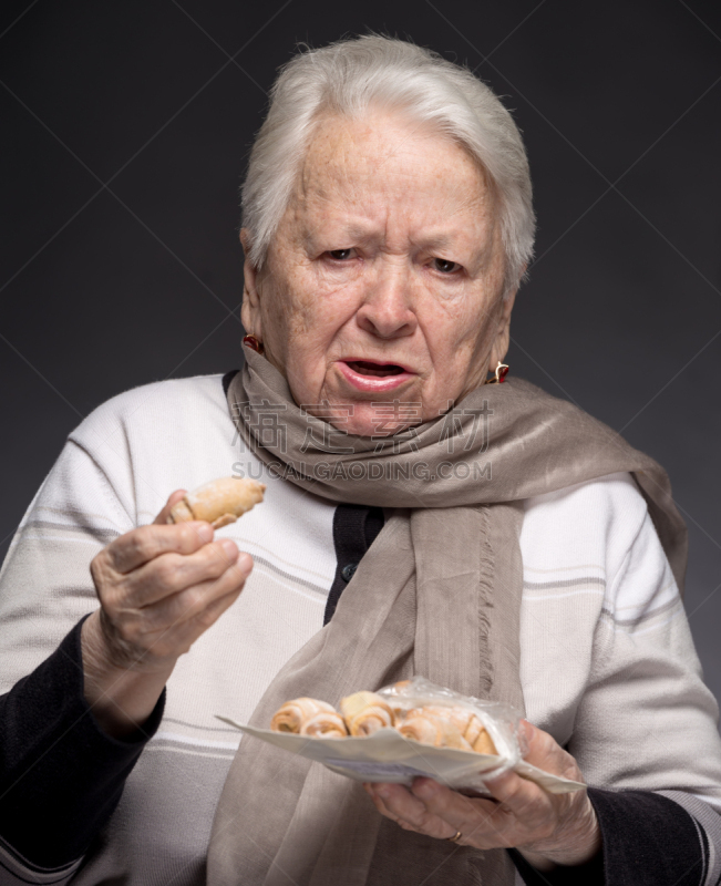 饼干,老年女人,透不过气来,喉咙,不幸,健康保健,食品,肖像,一个人,女人