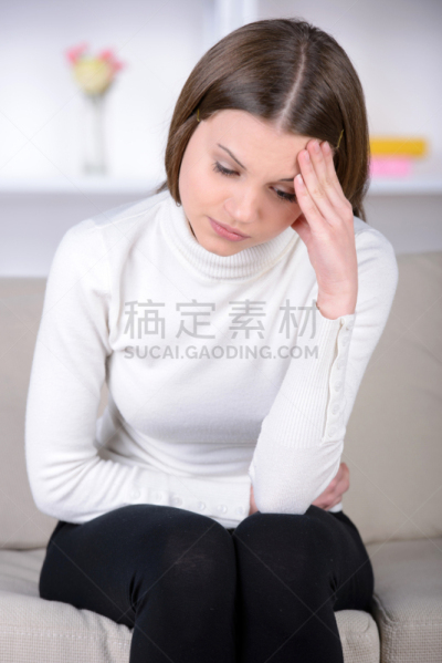 健康保健,垂直画幅,头痛,白人,疲劳的,看,痛苦,人的脸部,卧室,成年的