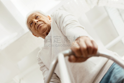 老年男人,斜靠,助行架
