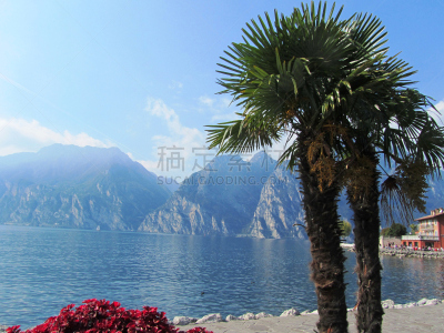 Torbole sul Garda - Norden des Gardasee - Italien alt, altstadt, architektur, ausflugsort, baden, bauwerk, berge, bergsee, blau, blumen blühen, boote am see, cafes und einkaufen, erholung, fischerboote, fremdenverkehr, frühling, gardasee, hafen, hafenbeck