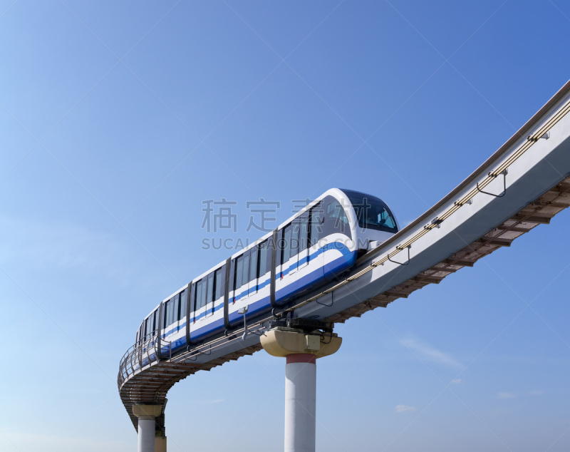 单轨电车,天空,高架桥,注意高压标志,梁,高处,机车,铁轨轨道,教练,水平画幅