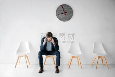 筋疲力尽,疲劳的,男人,住宅房间,手牵手,头顶,青年男人,椅子,悲痛,坐