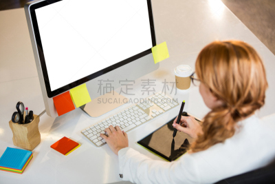 书桌,女商人,使用电脑,创造力,文具盘,数码笔,绘图板,一次性杯子,办公室,留白