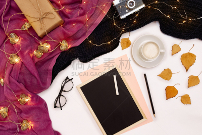 新年前夕,圣诞小彩灯,小的,白色,咖啡,白色背景,粉笔,围巾,球门,黑色