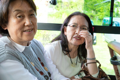 老年女人,巴士,旅游目的地,透过窗户往外看,衰老过程,周末活动,65到69岁,不看镜头,仅成年人,日本人