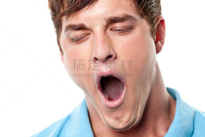 青年人,男性,肖像,失眠症,青年男人,人,白色背景,休闲装,白人,打哈欠