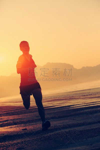 海滩,慢跑,青年女人,垂直画幅,水,天空,沙子,古典式,户外,仅成年人