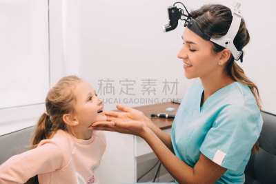 女孩,人的嘴,门诊部,喉部检查,人,健康保健,波兰,女婴,儿科医师