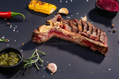 格子烤肉,t骨牛排,食盐,切片食物,迷迭香,红辣椒粉,大蒜,玉米,酱汁,黑色背景