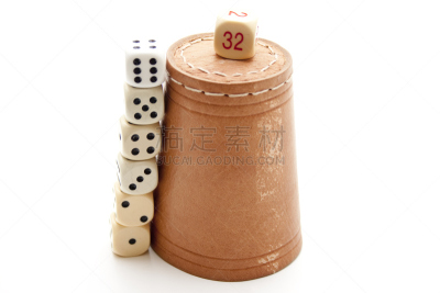 皮革,骰子盒,褐色,水平画幅,骰子,白色背景,业余爱好,数字,接缝,休闲游戏