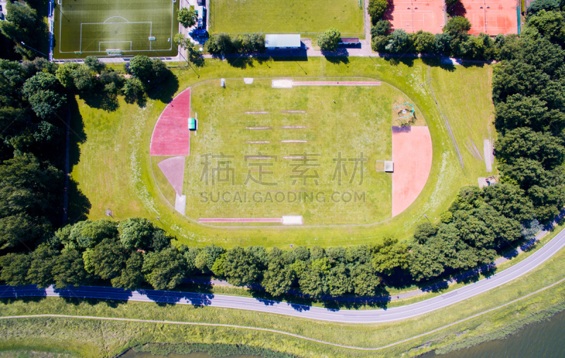 天空,田径跑道,径赛项目,田径运动员,水平画幅,高视角,铁轨轨道,草,运动员,慢跑