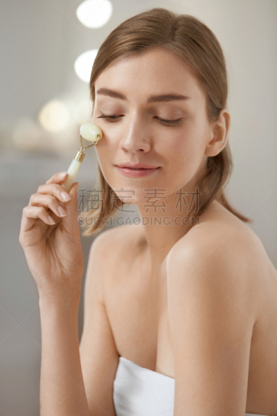 玉器,面部按摩,家庭生活,滚刷,女人,年龄,成年的,仅成年人,青年人