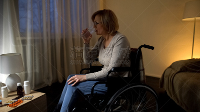 药丸,轮椅,老年女人,疗养院,健康保健,车轮,女人,设备用品,轮椅坡道