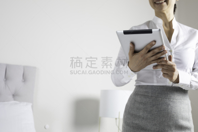 酒店,质检人员,在活动中,检查表,技术,床上用品,仅女人,仅一个女人,客房服务,白色