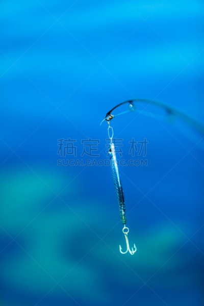蓝色,钢筋,海洋,垂直画幅,水,渔妇,休闲活动,简易钓鱼,无人,鲤科小鱼