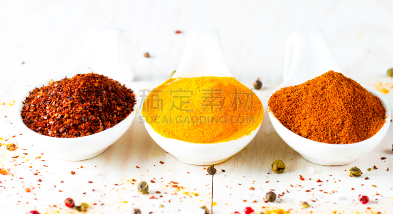 藏红花,香料,肉桂,咖喱,辣椒粉,茴芹,食盐,背景,木制,草本