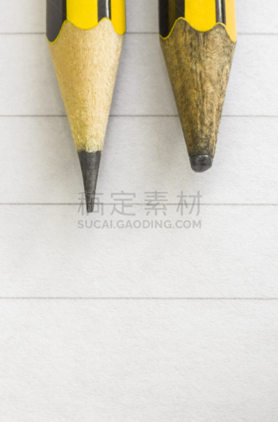 尖利,两个物体,铅笔,白皮书报告,不理的,削尖,反差,与众不同,蠢人,刨花