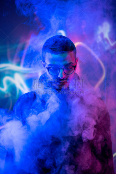 烟,青年男人,蓝色,霓虹灯,人的头部,眼镜,秘密,热,暗色,仅男人