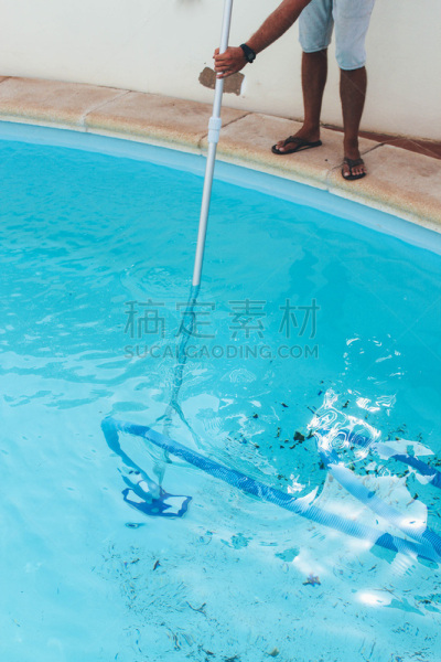 游泳池,男性,蓝色,清洁工,垂直画幅,水,工作场所,服务业职位,忙碌,夏天