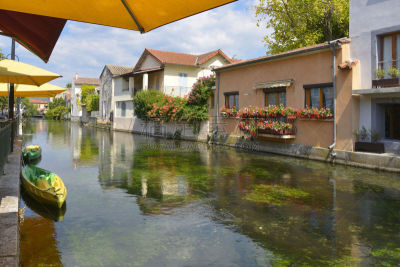 L'Isle sur la Sorgue, or L'Illa de Venissa, with canoes and parasols , a commune is in the arrondissement of Avignon within the département of Vaucluse and the région of Provence-Alpes-Côte d'Azur.