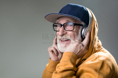 男性,耳机,欢乐,一个人,休闲活动,衰老过程,古老的,仅男人,仅成年人,眼镜
