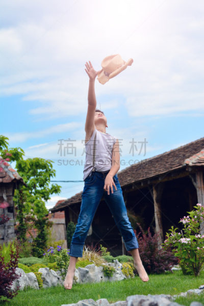男孩,幸福,非都市风光,小的,垂直画幅,天空,休闲活动,进行中,夏天,牛仔帽