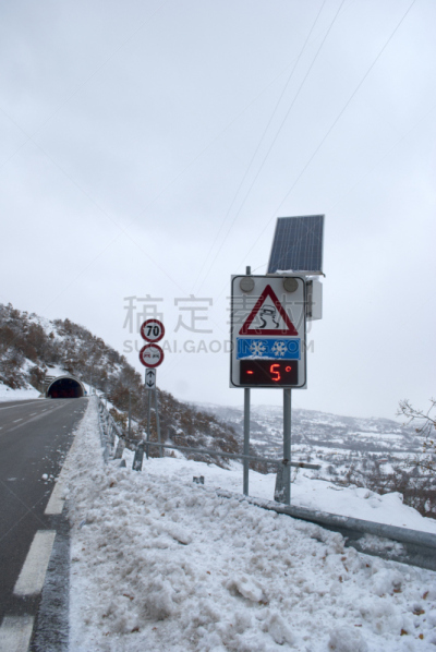 雪,道路信号灯,垂直画幅,陆用车,街道,户外,冰,滑行,摄影