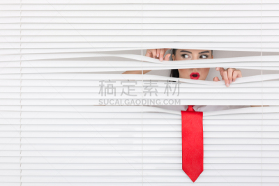 透过窗户往外看,百叶帘,女人,注视镜头,野兽游荡,四处看看,固定百叶窗,爱探听私事的,透过其它物体观看