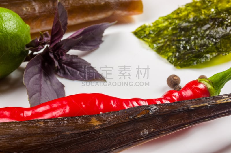 烟熏食品,香料,橄榄油,木制,白色,罗勒,紫菜,辣椒,酸橙,盘子