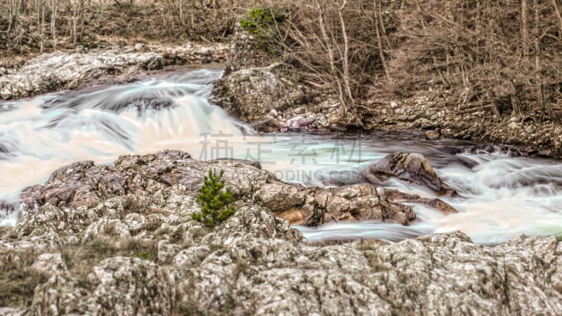 Photo en pose longue d'une rivière avec un peu de courant . C'est la Fontolière ... un des affluents de l’Ardèche .